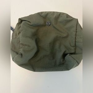 luululemon travel makeup bag .Waterproof designed for on the go